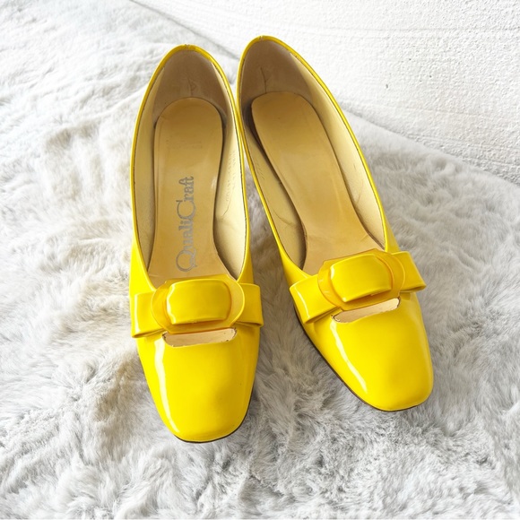 VINTAGE QUALICRAFT 1970’s Yellow Patent Leather Square Toed Kitten Heels - Picture 4 of 12